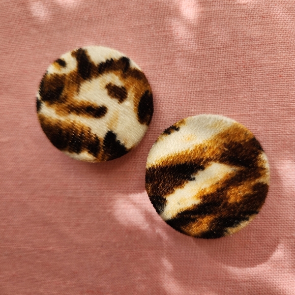 Leopard Print Vintage Clip On Earrings - Picture 4 of 5